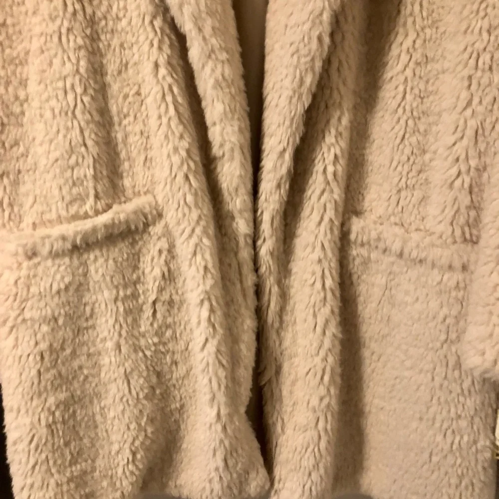 NWT Democracy Ivory Colored Faux Fur with Two Front Pockets - Picture 4 of 8